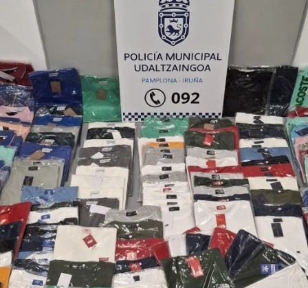 Policía Municipal de Pamplona incauta unas 500 prendas de ropa falsificada destinadas a la venta ambulante