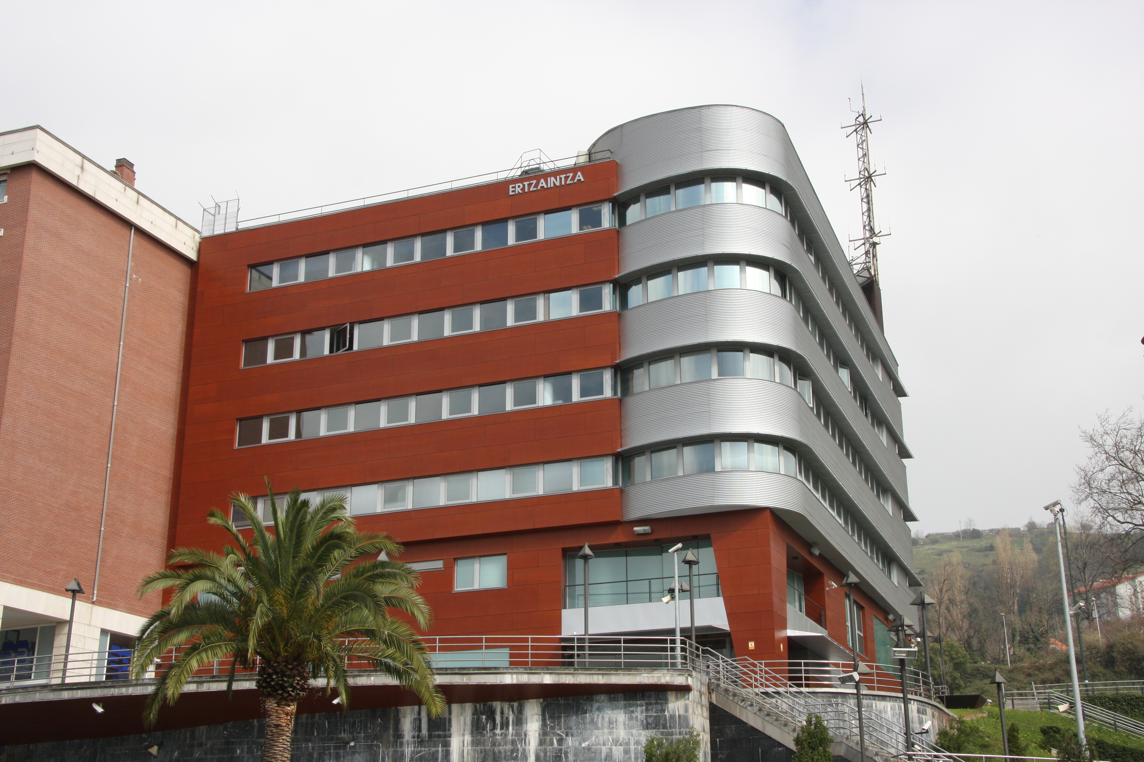 La Ertzaintza detiene a un hombre por una agresión sexual a una mujer en un descampado de Bilbao