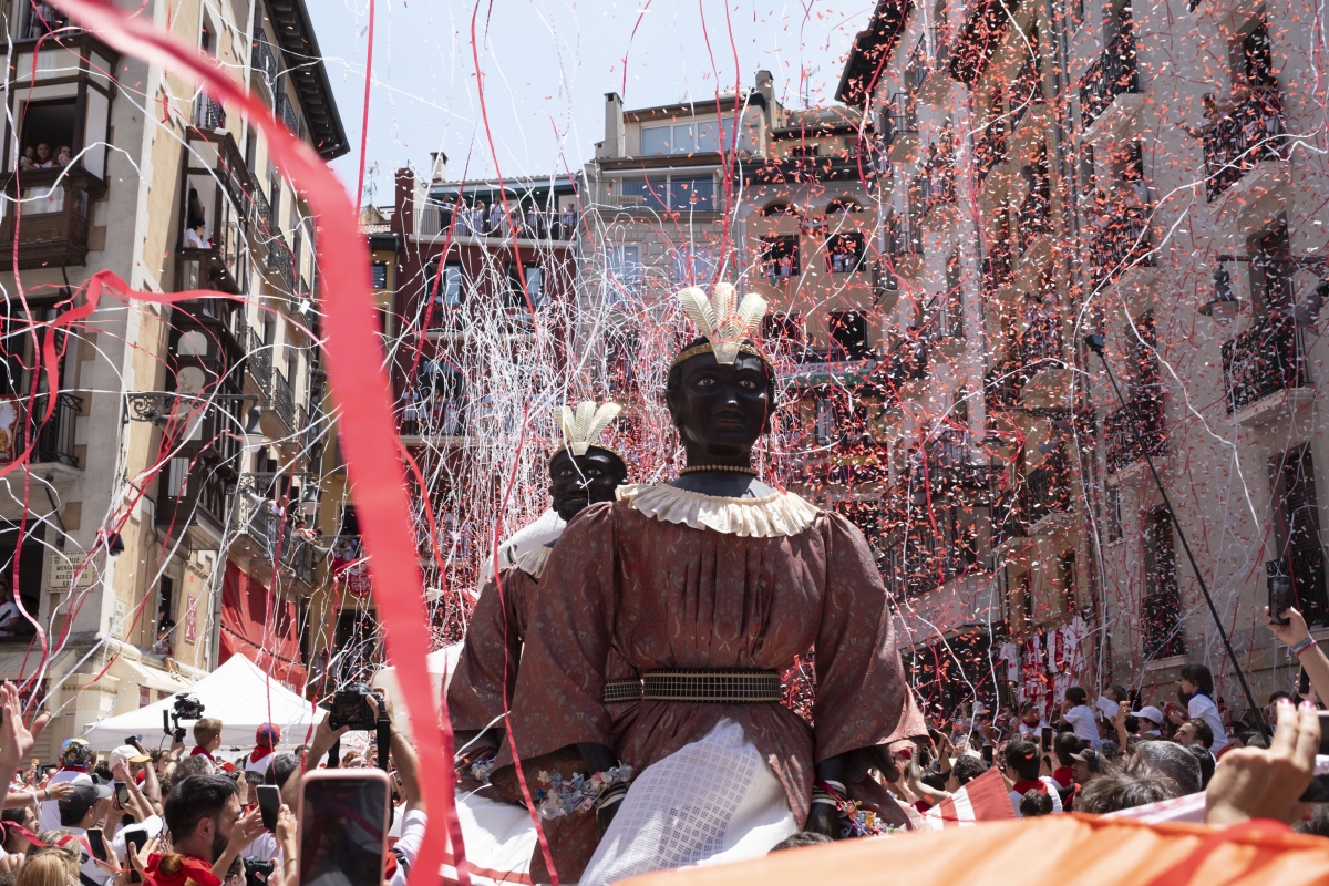 [GALERIA] Multitudinaria y calorosa despedida a la Comparsa de Gigantes y Cabezudos con sorpresa
