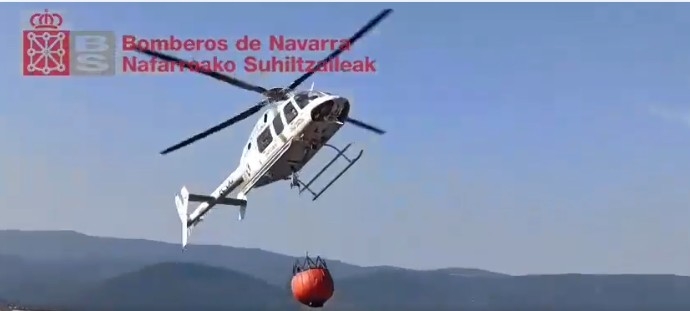 Bomberos de Navarra y Aragón controlan un incendio forestal en un pinar de Tiermas junto al embalse de Yesa