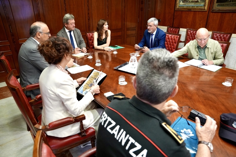 Ertzaintza y Policía Local coordinan un gran plan de seguridad con drones para las fiestas de La Blanca 2026