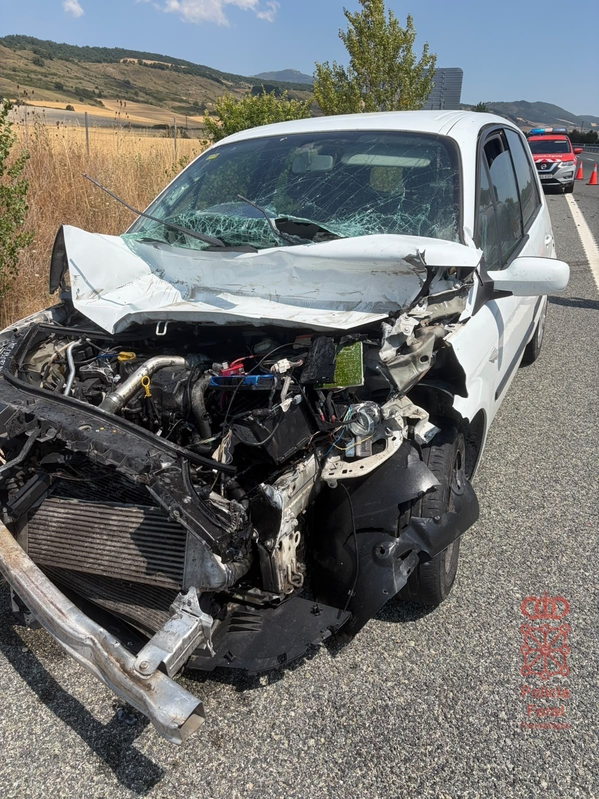 Milagroso: rescatado ileso tras embestir con su coche a un camión en la autovía del Pirineo en Monreal