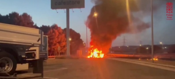 Un camión incendiado en Valtierra obliga a cortar la autopista AP-15 