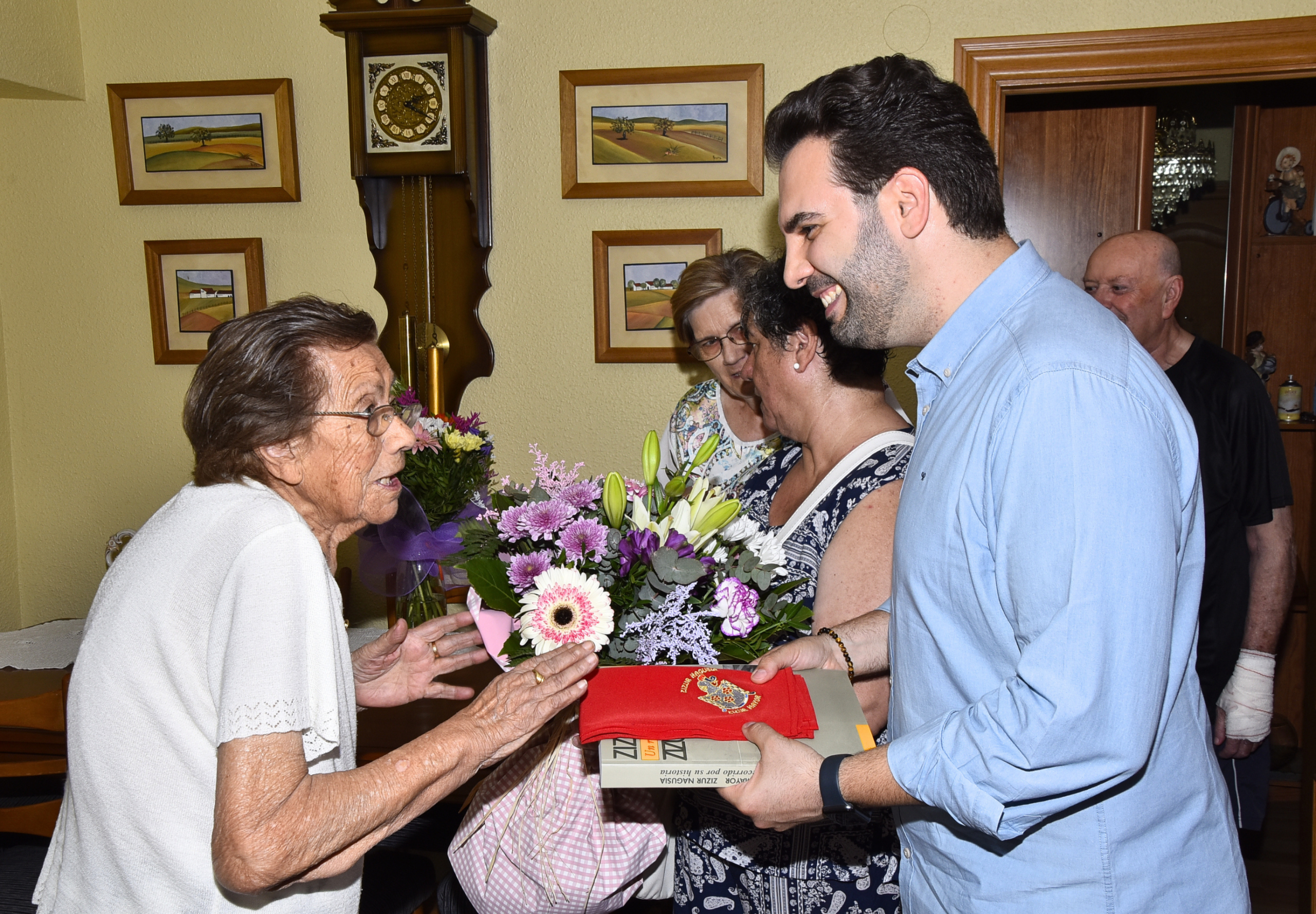 Zizur Mayor rinde homenaje a su vecina Carmen Rodrigo Navascués en la celebración de su centenario