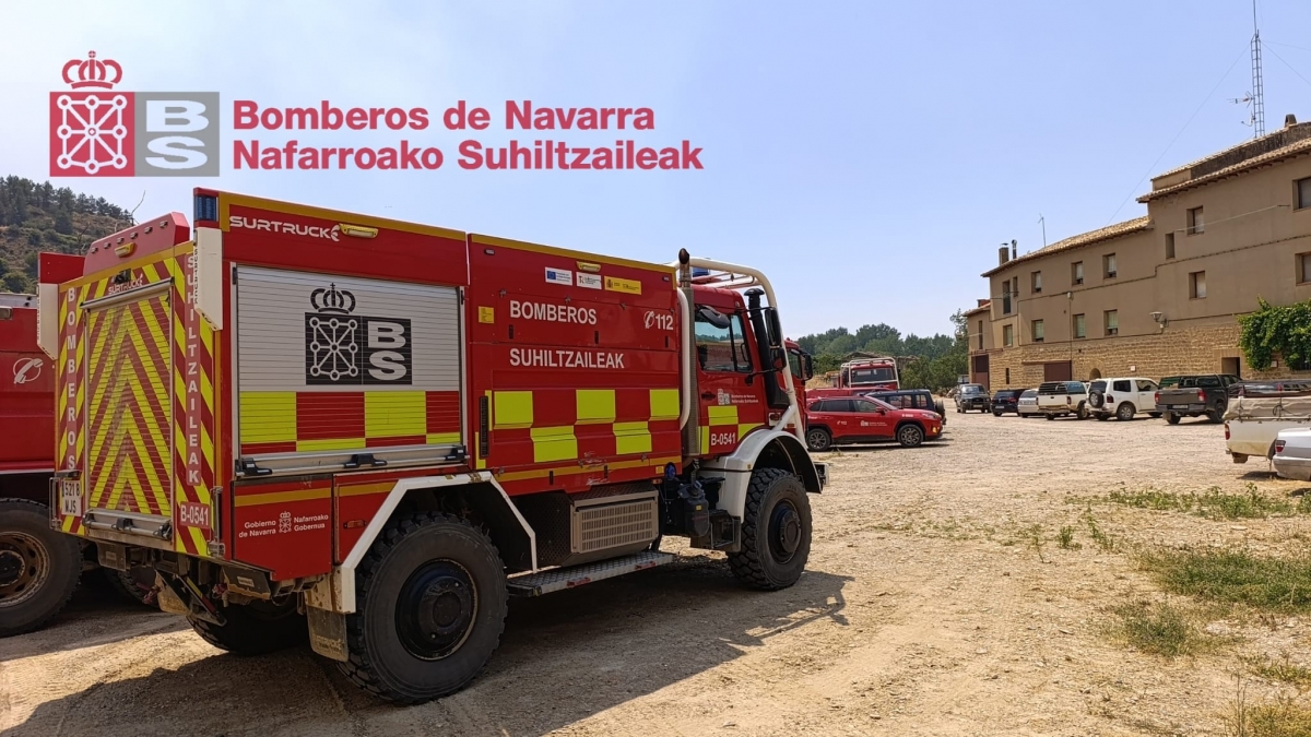 El viento aleja el incendio de las Cinco Villas de Petilla de Aragón pero se mantiene el desalojo preventivo