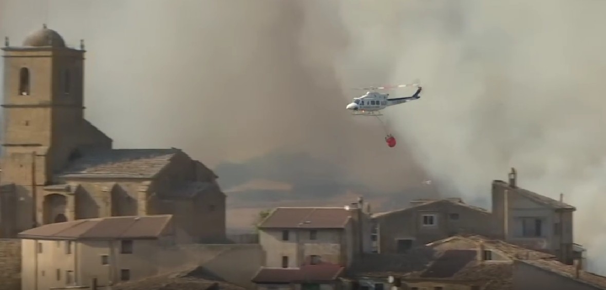 El incendio de las Cinco Villas quema 12.000 hectáreas y obliga a desalojar el municipio navarro de Petilla de Aragón