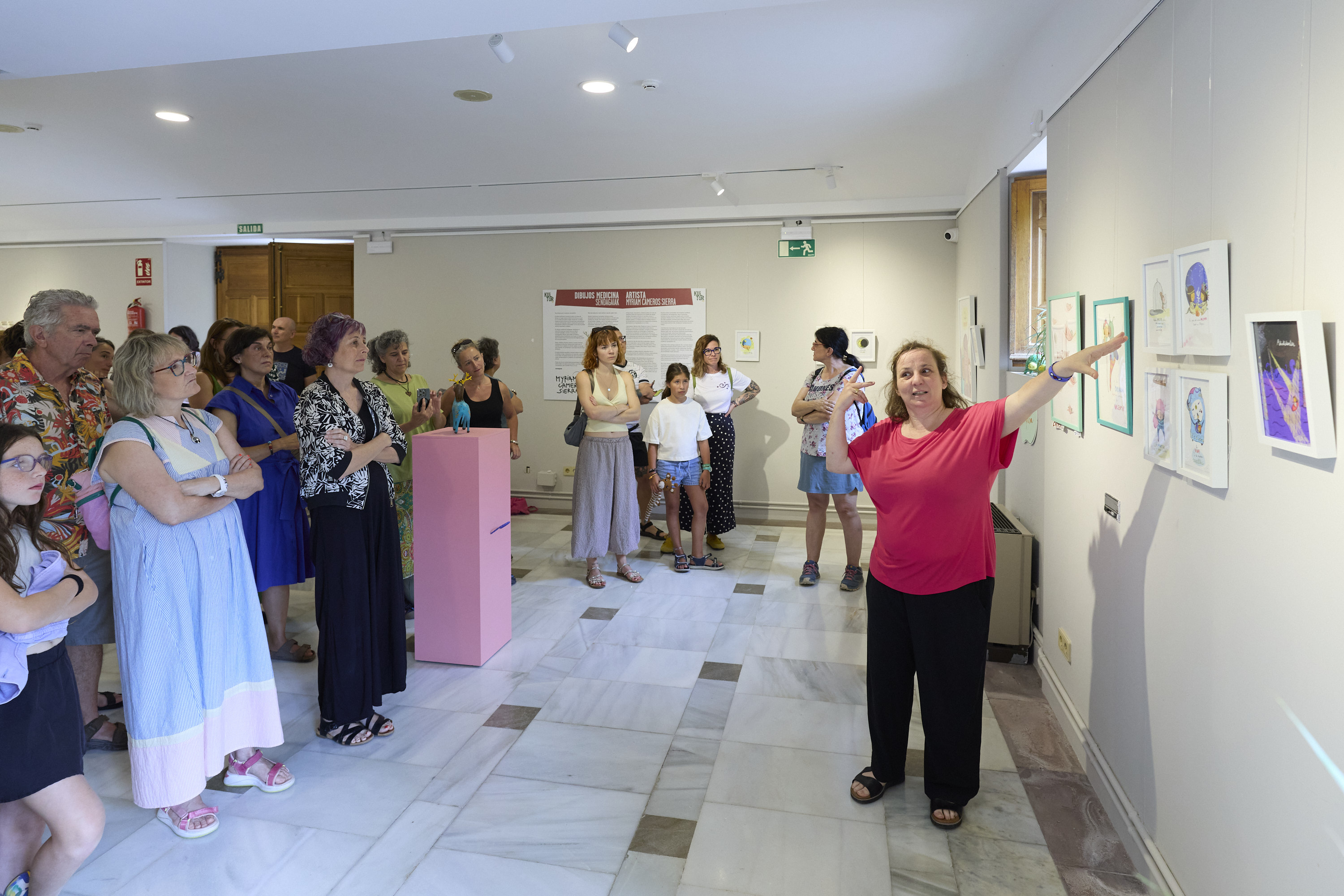 La consejera Esnaola visita en el Palacio de Bertiz la exposición artística de la pamplonesa Myriam Cameros