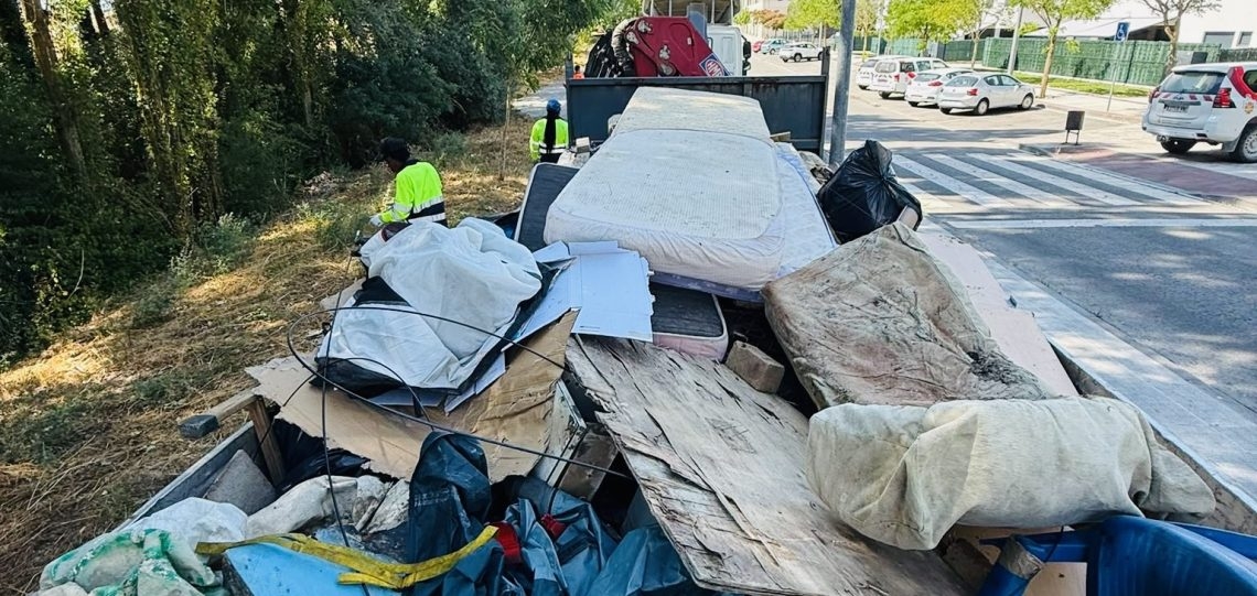 El Valle de Egüés retira residuos en el Barranco Grande para prevenir incendios forestales dentro del plan PAMIF