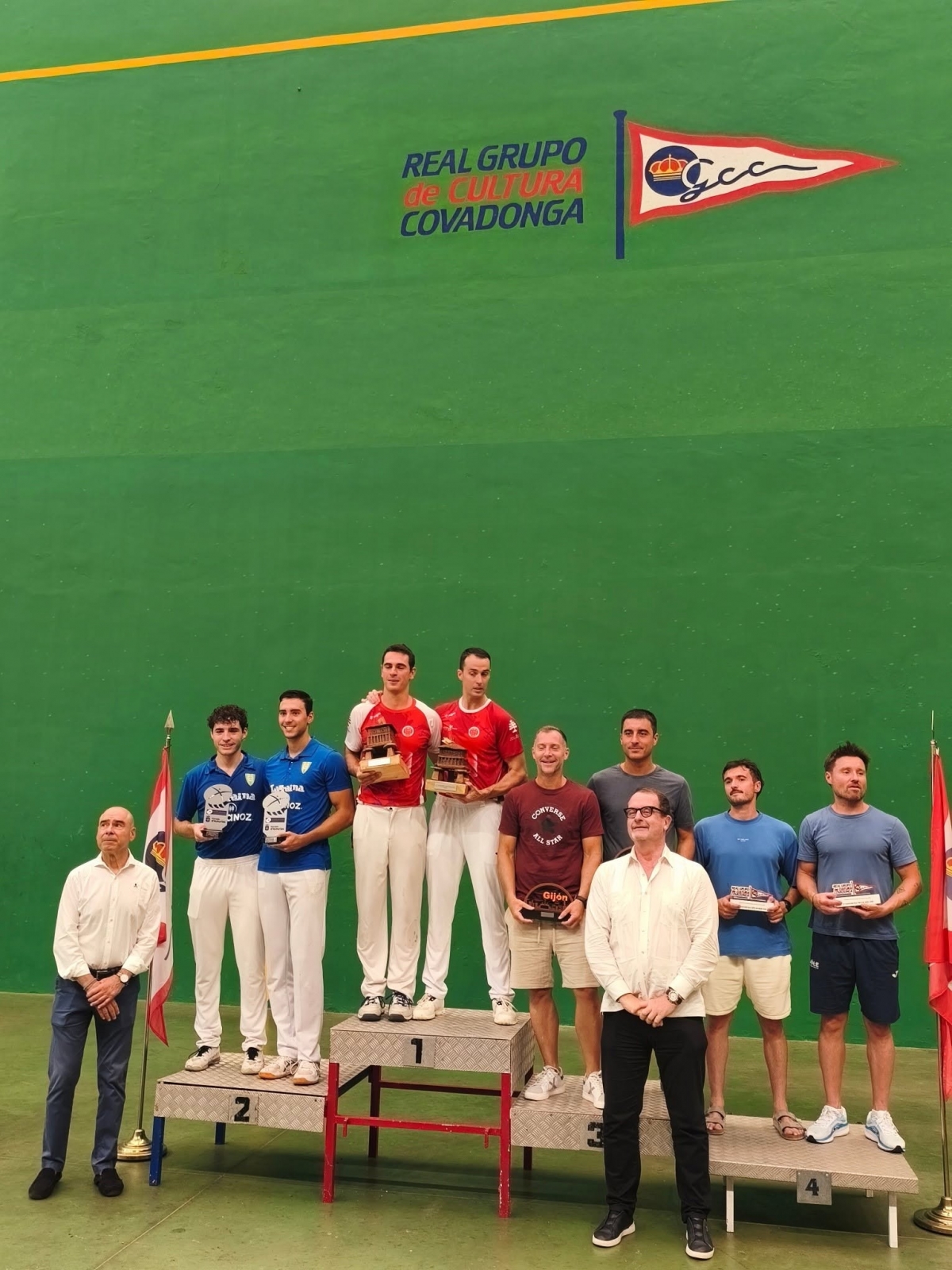 Doble victoria de Navarra en la Semana Internacional de Pelota de Covadonga con triunfos en cuero y pala corta