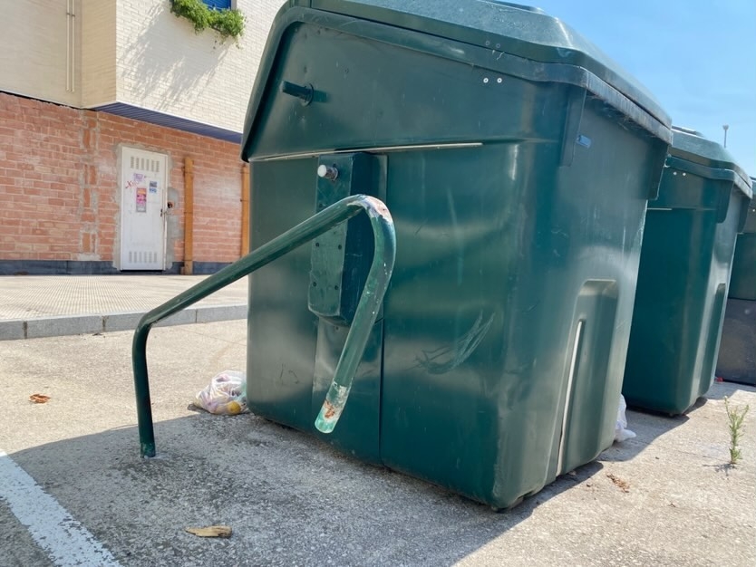 Vecinos de Beriáin alertan sobre el grave deterioro y la acumulación de basura fuera de los contenedores de la calle Mir