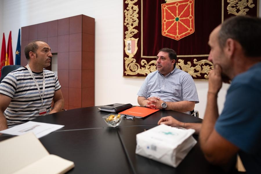 Unai Hualde recibe a Urbasako Frontoi Auzolan Taldea para abordar la restauración del frontón de Urbasa