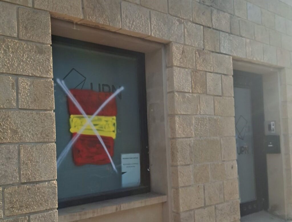UPN condena un ataque vandálico contra la bandera de España en su sede de Puente la Reina