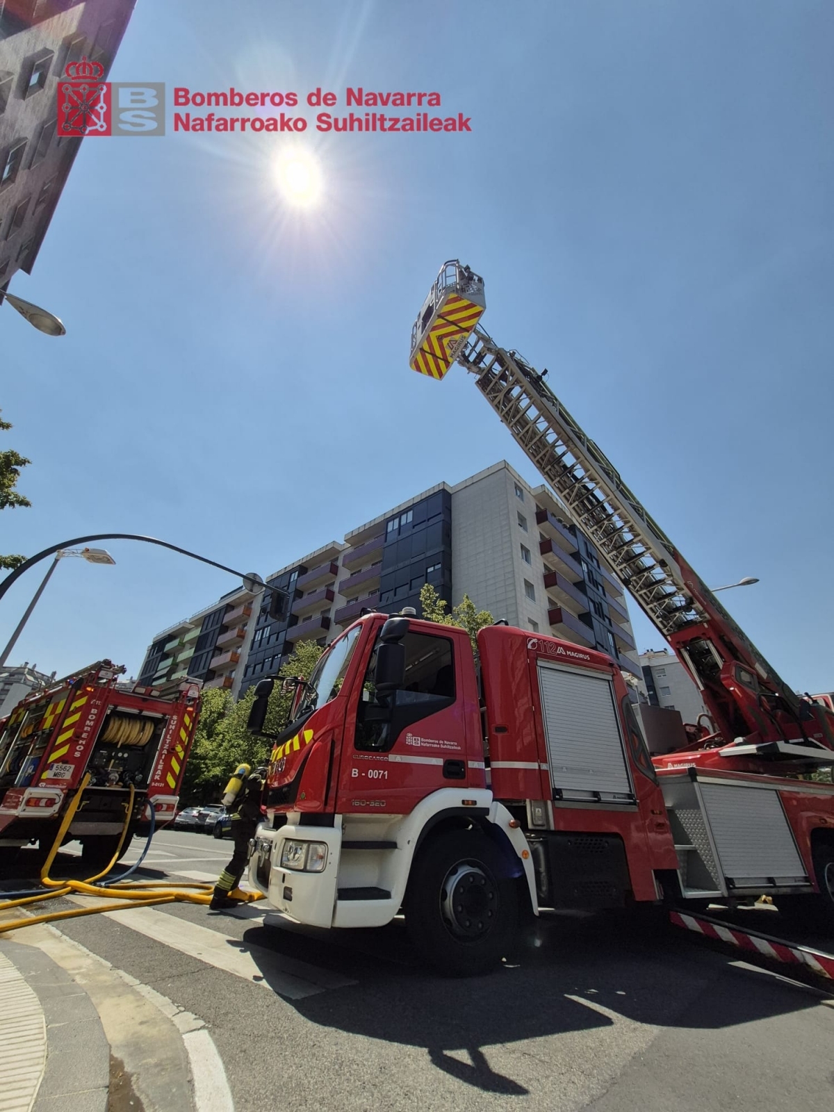 Extinguen un incendio en la terraza de una vivienda de la avenida de Bayona en el barrio de San Juan