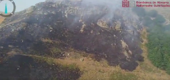 Un incendio de vegetación moviliza a bomberos de Navarra y Francia en el monte Lauriñak, en Luzaide-Valcarlos