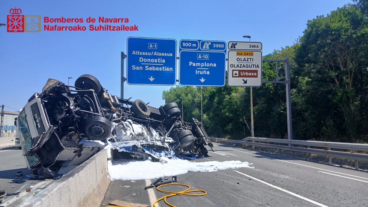 Un camión vuelca en la mediana de la A-1 en Olazti y provoca cortes de tráfico en ambos sentidos de la autovía