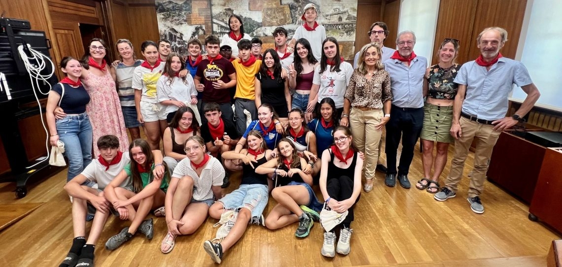 El Ayuntamiento de Estella-Lizarra recibe a 24 jóvenes del programa Erasmus+ con la región francesa de Pays de Nay