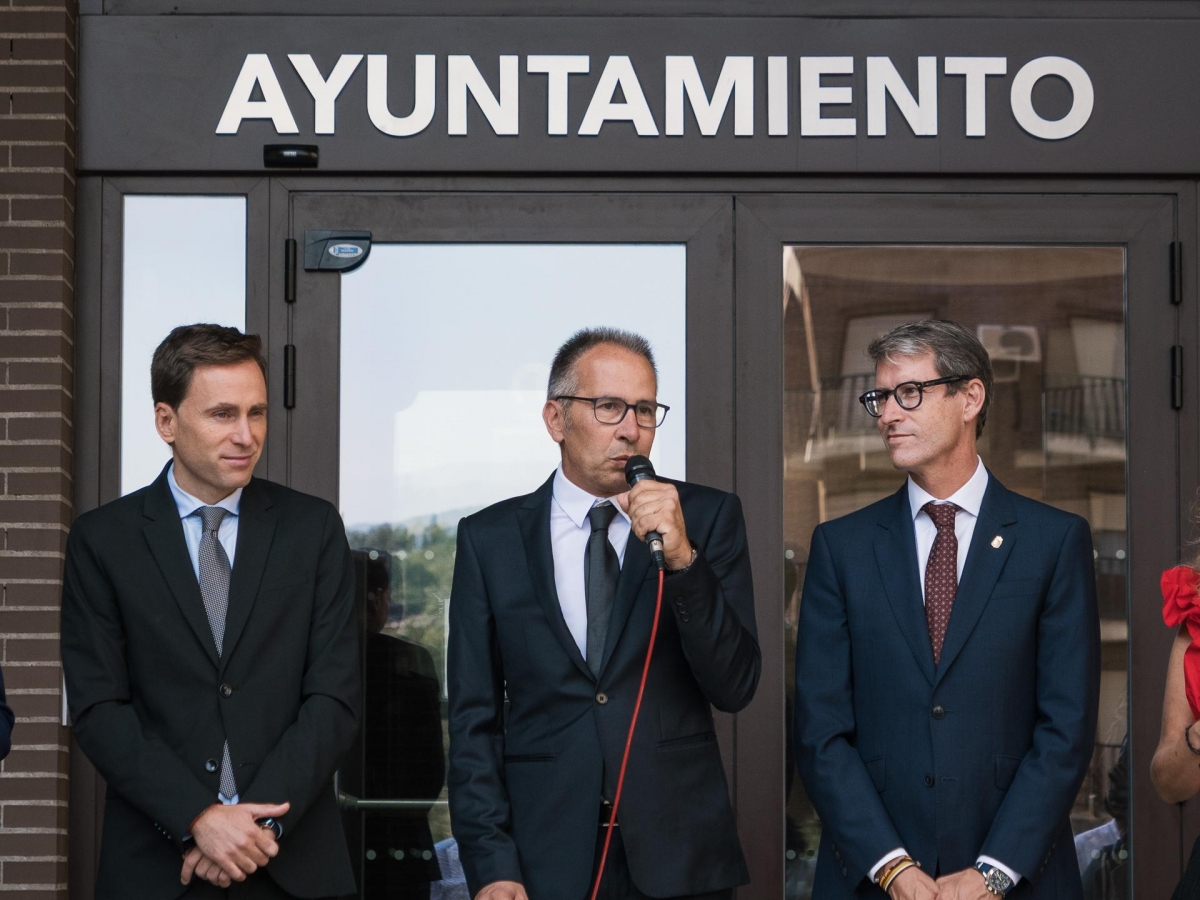 Capellán inaugura la reforma integral del Ayuntamiento de Quel para ofrecer una sede moderna y accesible