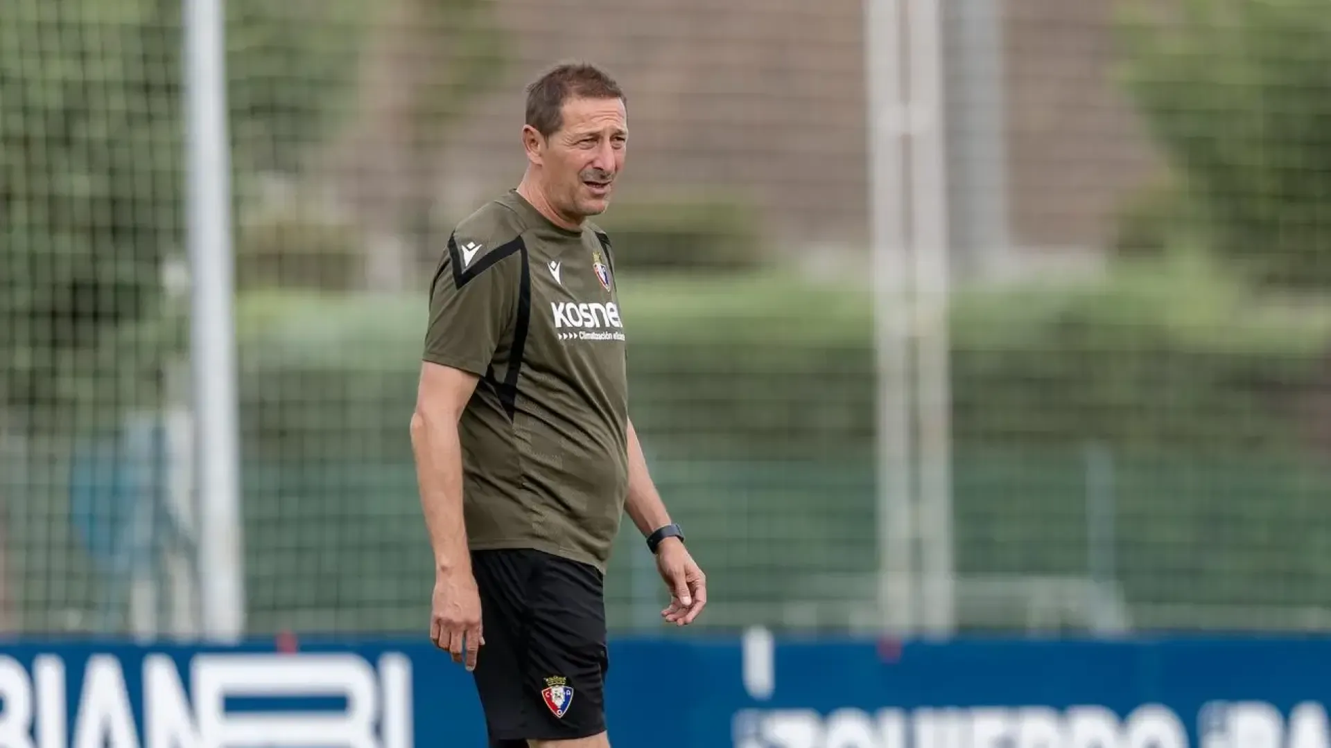 Ramis desplaza a 28 futbolistas de Osasuna a la gira de pretemporada en Inglaterra