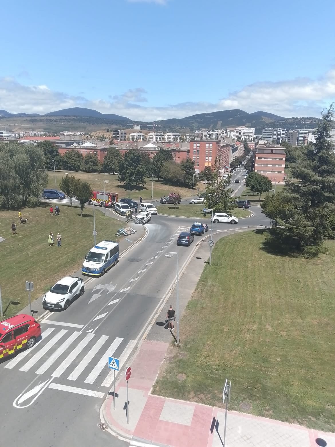 Una mujer resulta herida leve tras una colisión entre dos vehículos en la rotonda de la NA-2303 en Pamplona