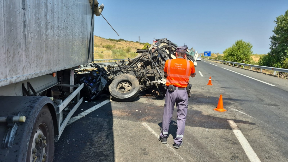 Dos heridos leves en un choque por alcance entre dos camiones en la autopista AP-68 en Lodosa