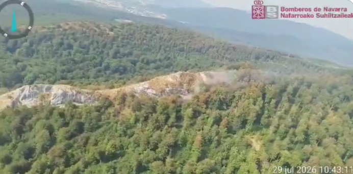 Los bomberos estabilizan un incendio de vegetación en una zona de difícil acceso cerca de las piscinas de Urdiain
