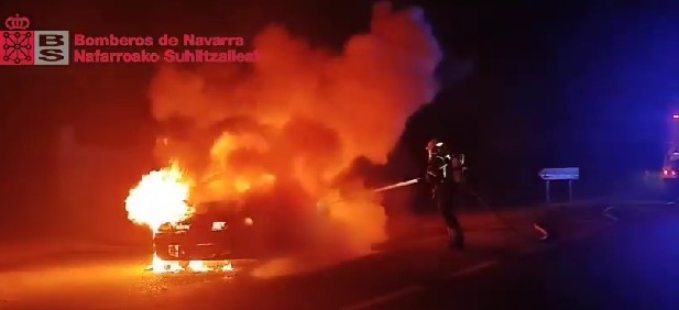 Los bomberos extinguen el incendio de un vehículo en la carretera NA-134 a su paso por Mendavia