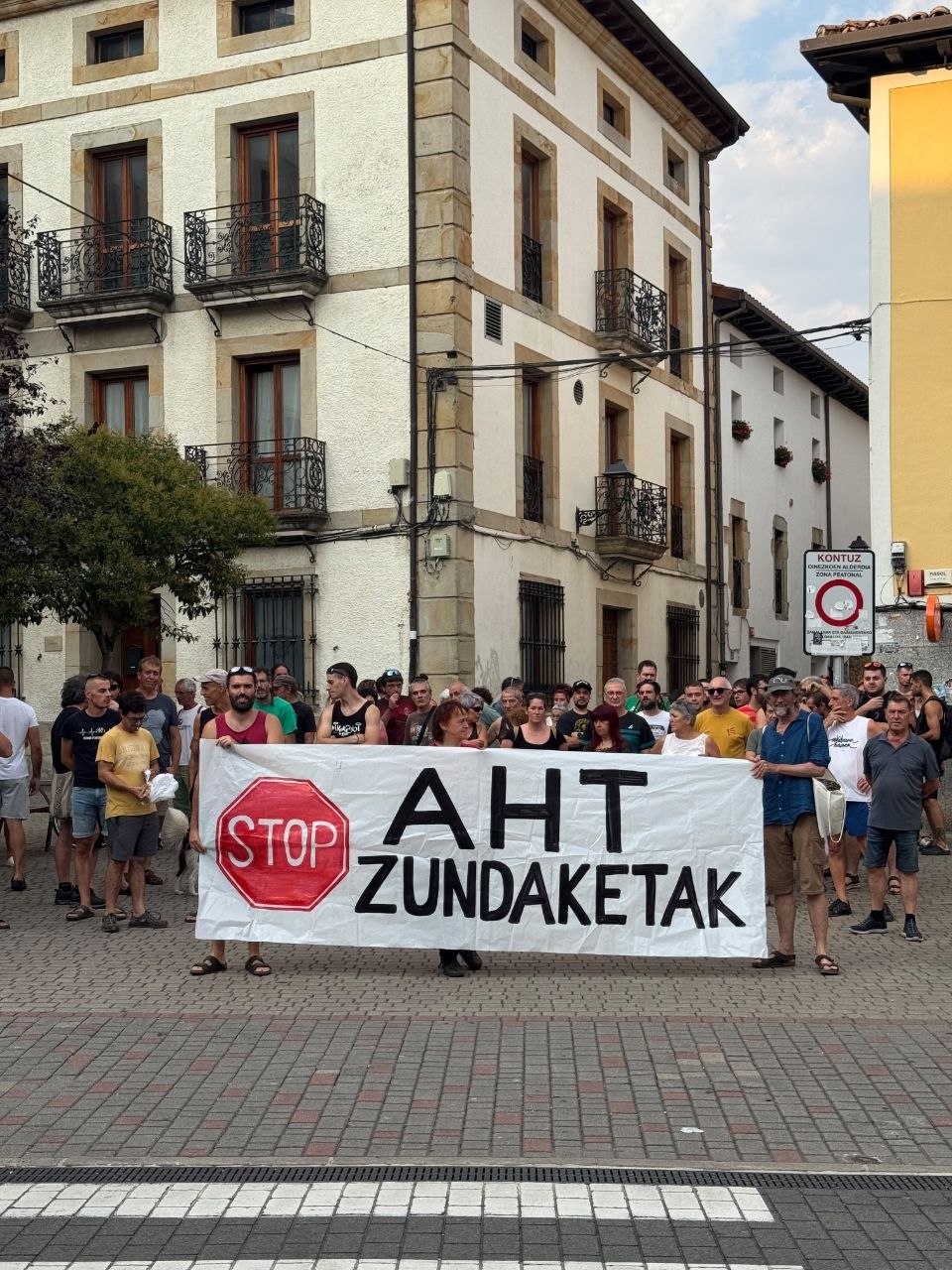 Una protesta en Altsasu denuncia el inicio de los sondeos del TAV 