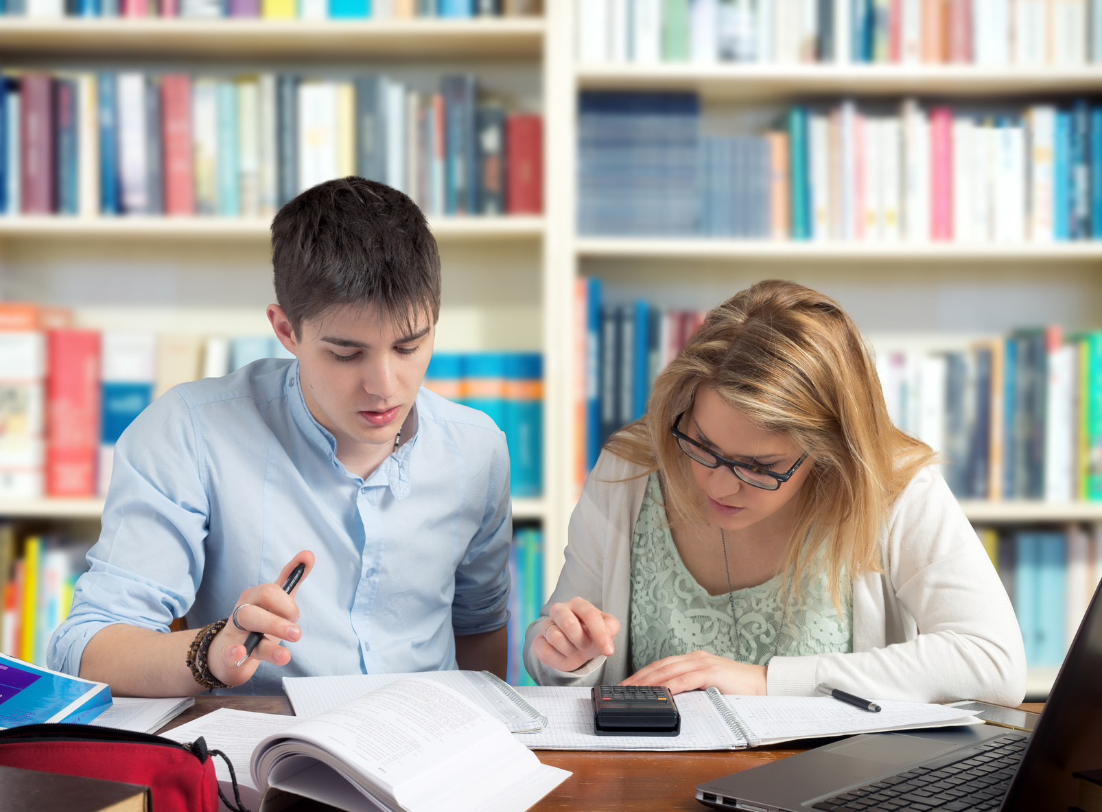 Un total de 1.702 universitarios navarros reciben becas del Gobierno de Navarra con un importe de 2,2 millones