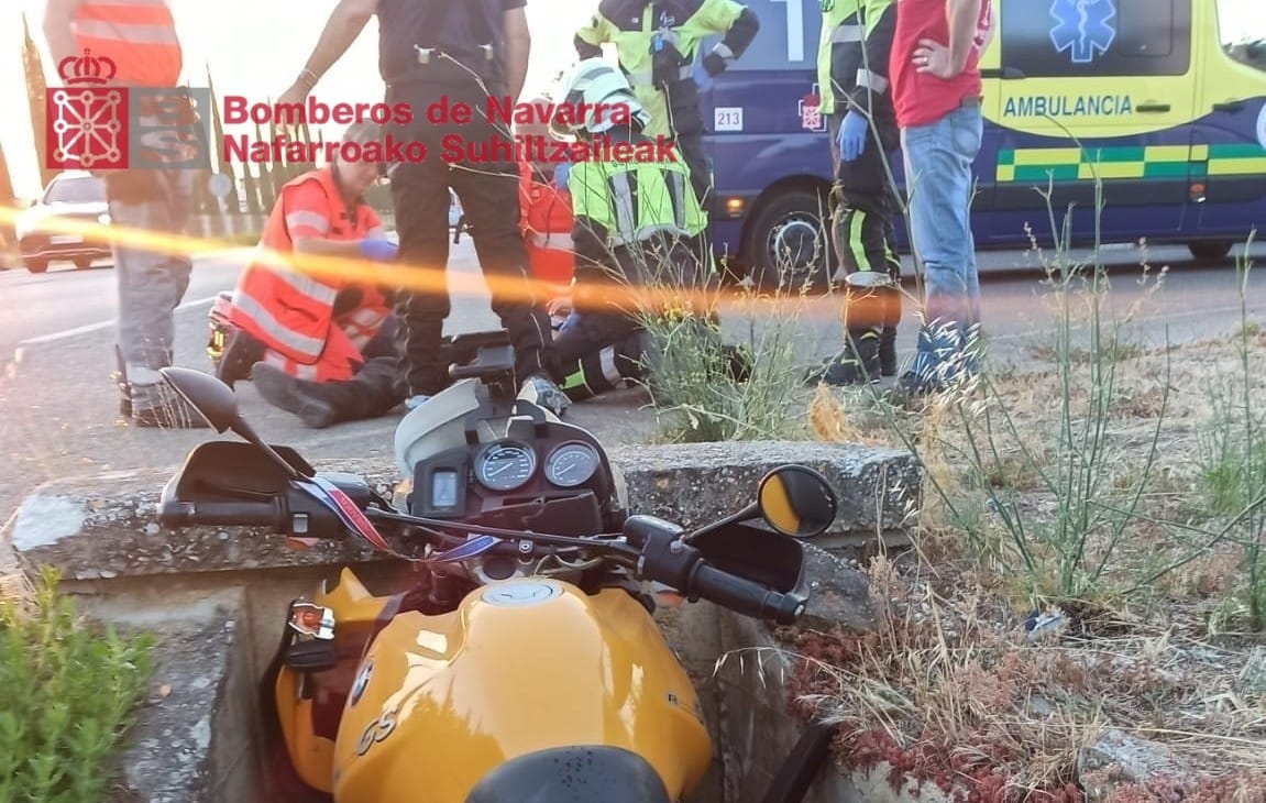 Se sale de la vía y cae en una acequia en Olite: un motorista ha sufrido policontusiones