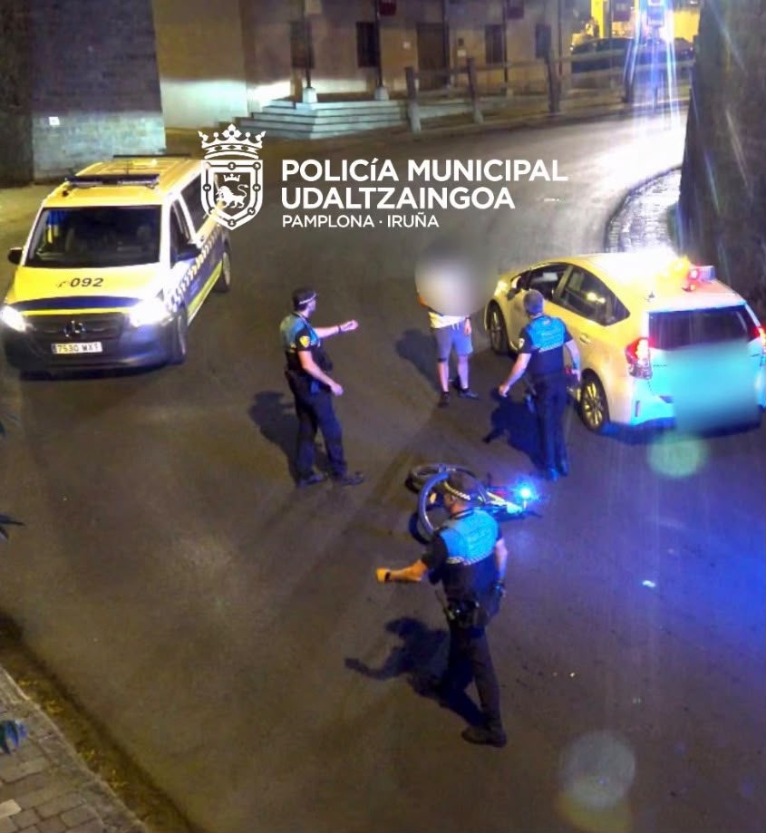 Un ciclista borracho se escapa de la Policía en Santo Domingo y acaba chocando contra un taxi en Corralillos