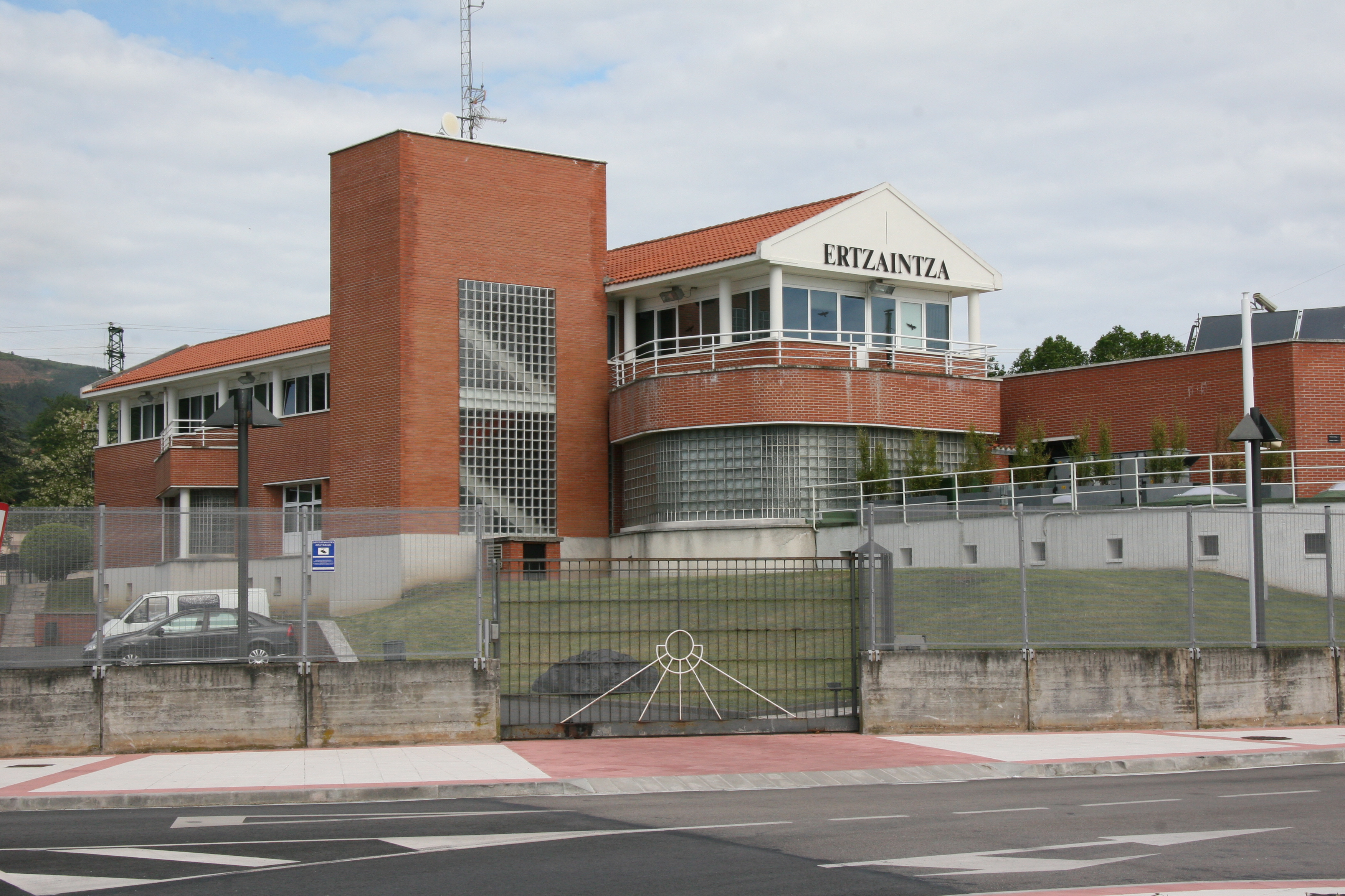 Detienen en Portugalete a dos reincidentes por el robo violento de un teléfono móvil a una mujer en Vista Alegre