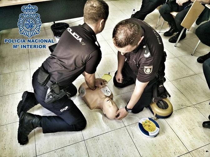 Un Policía Nacional en prácticas reanima a una mujer en parada cardiorrespiratoria en Tudela
