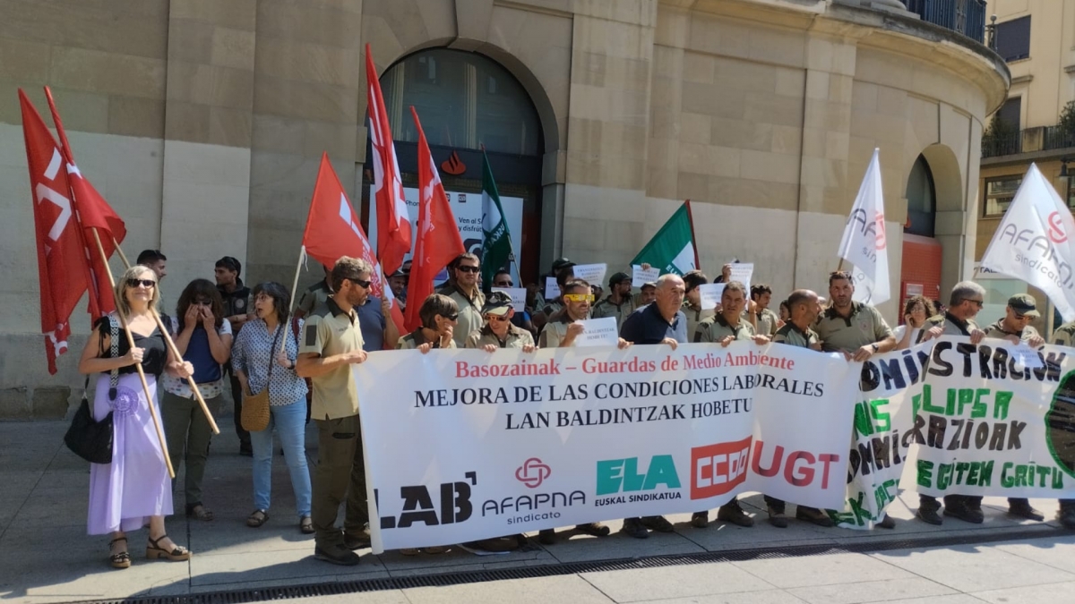Los sindicatos y el personal de Basozainak se concentran para reivindicar el reconocimiento de este servicio público 