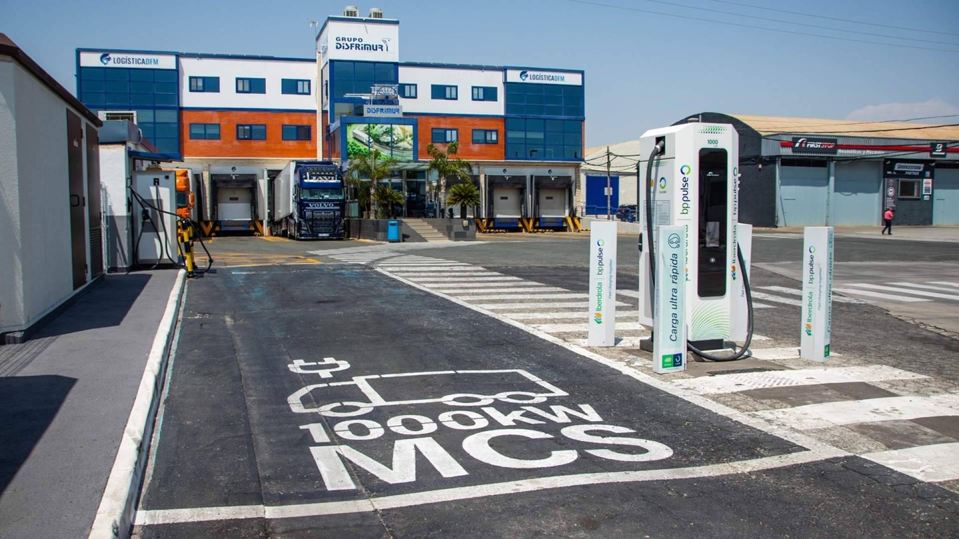 Estaciones de carga para flotas; cómo impulsan la movilidad profesional