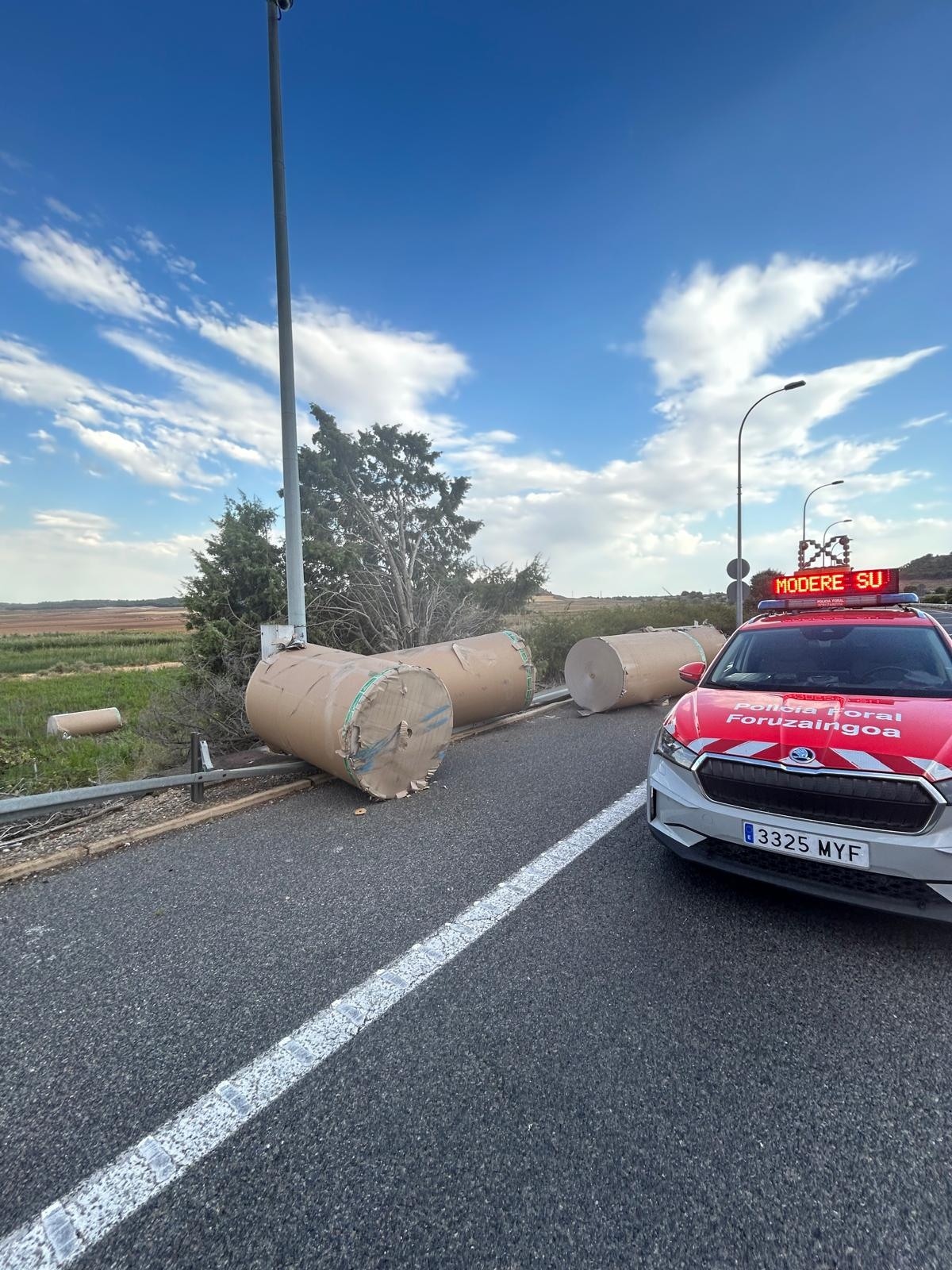 Susto en la AP-15 en Tudela por la caída, desde un camión, de cinco bobinas con toneladas de cartón