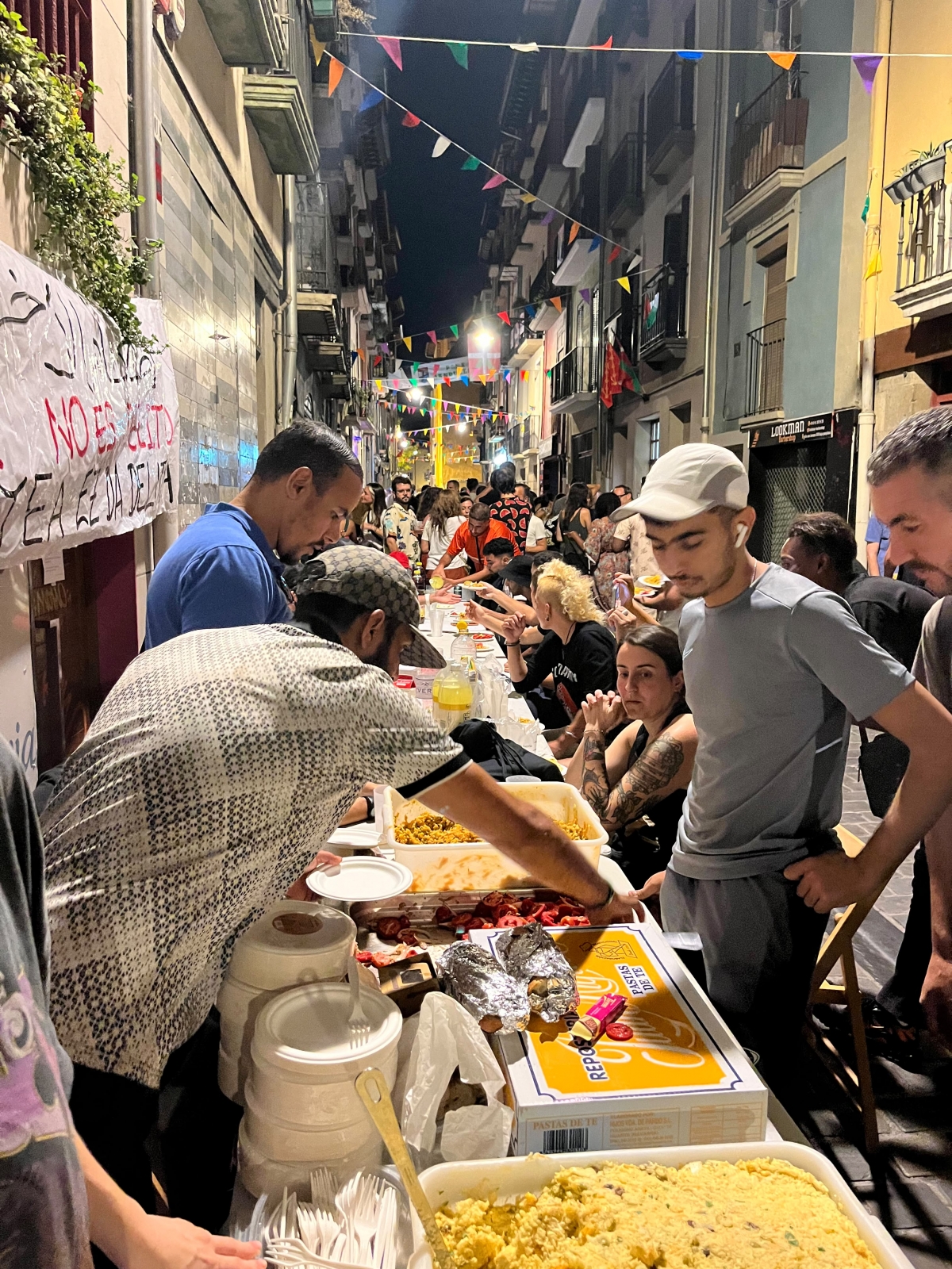 Negu Gorriak realiza una cena solidaria en las fiestas de San Lorenzo en protesta por la prohibición en Donostia 