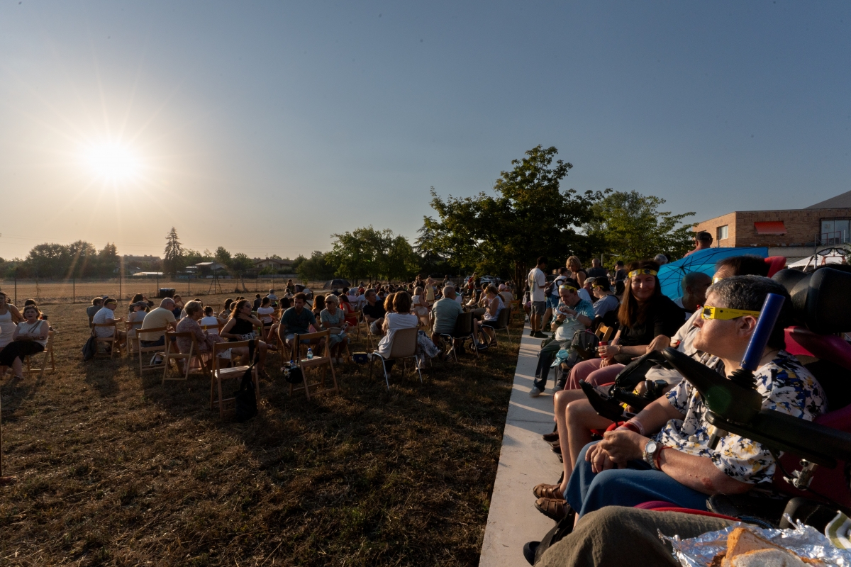 300 personas con discapacidad viven un eclipse de sol accesible en Aspace Cizur