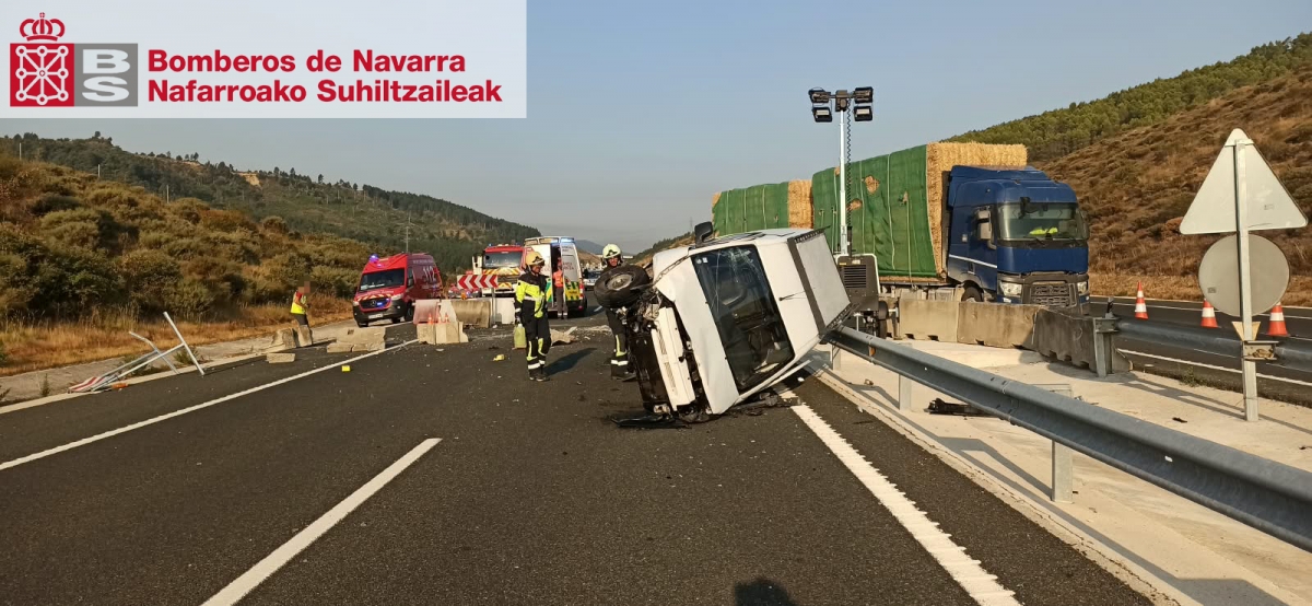 Un varón, de 52 años, herido leve tras salirse de la vía y volcar en la A-21 en Urraúl Bajo