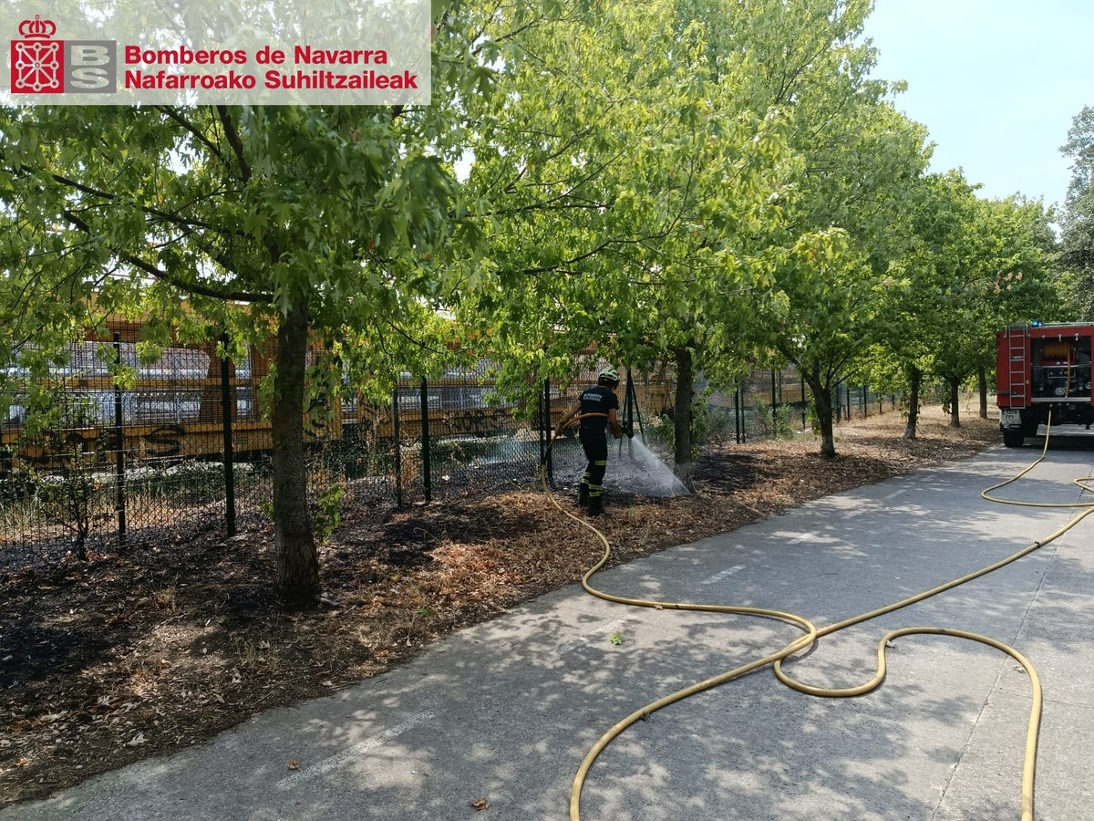 Sofocan un pequeño incendio de vegetación junto a la estación de tren de Pamplona