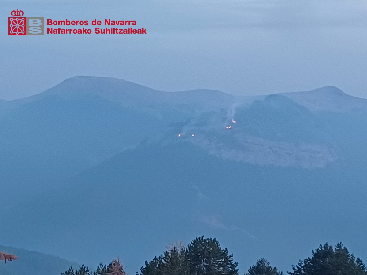 Continúan las labores de extinción del incendio forestal de la Peña de Gazpar, en Urzainki, reactivado el lunes