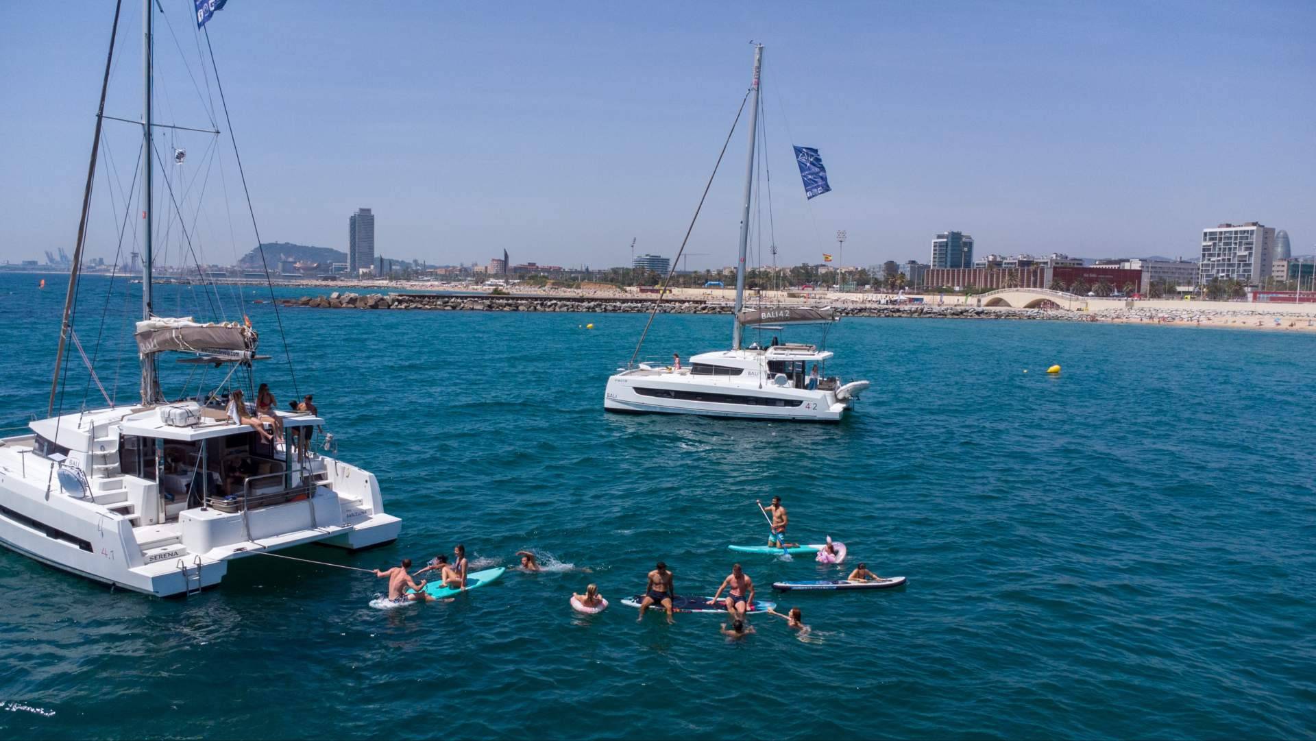 Del paseo a la experiencia a medida; Sondevela propone otra forma de navegar en catamarán por Barcelona