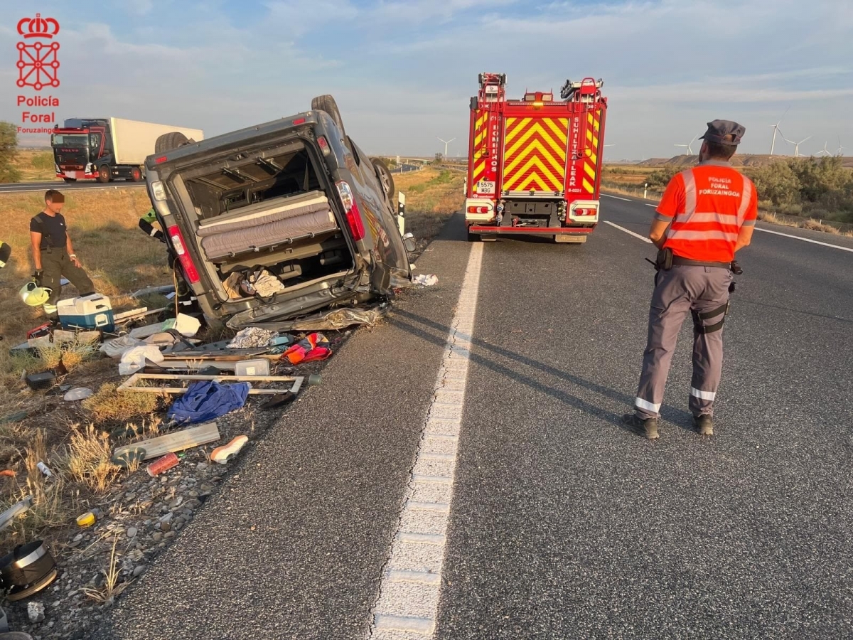 Dos heridos leves tras la salida de vía y vuelco de un vehículo en la AP-68 en Cortes