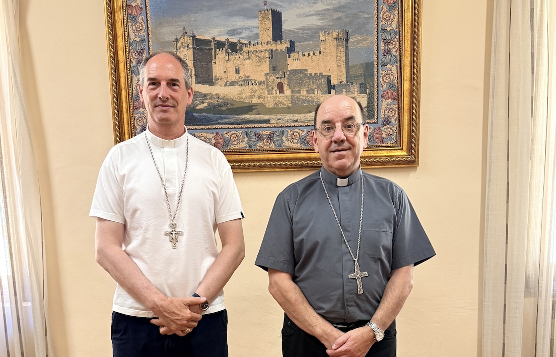 El cardenal navarro Francisco Javier Bustillo visita al arzobispo de Pamplona 