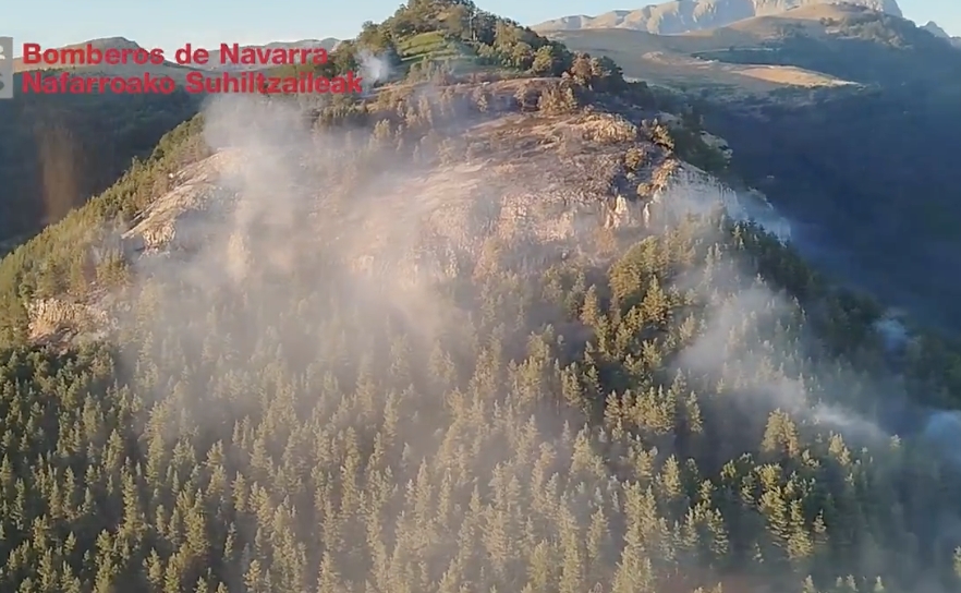 Continúan los trabajos de extinción del incendio forestal de Urzainki, reactivado el lunes por la tarde 