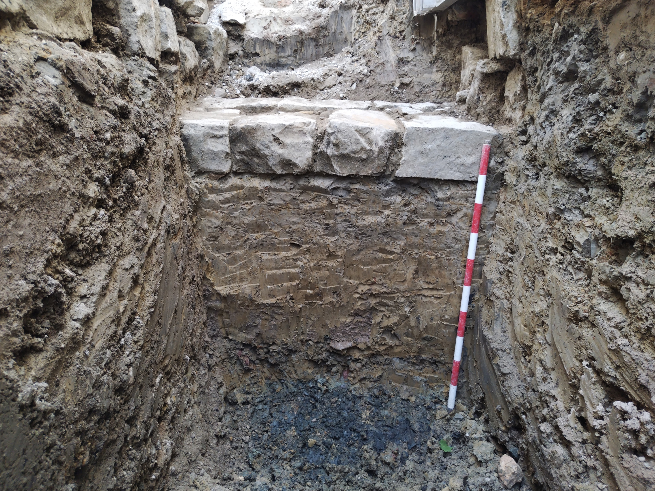 Localizados restos de una muralla del siglo XVI en las obras del Paseo de Sarasate junto a la calle Comedias