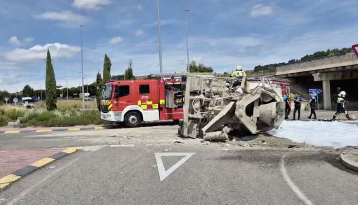 Un camionero herido tras un aparatoso vuelco en el polígono Las Labradas de Tudela