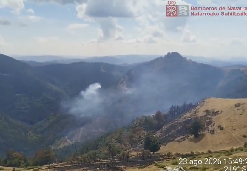  El incendio de Urzainki se mantiene estabilizado pese a las reactivaciones provocadas por el viento sur