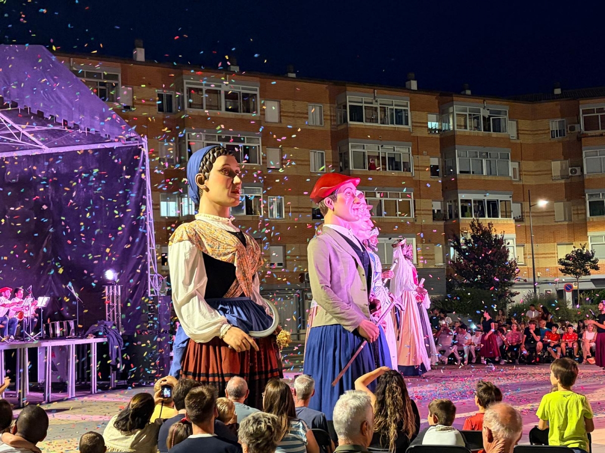 La comparsa de Noáin-Valle de Elortz da la bienvenida a sus nuevos gigantes Ángela y Miguel