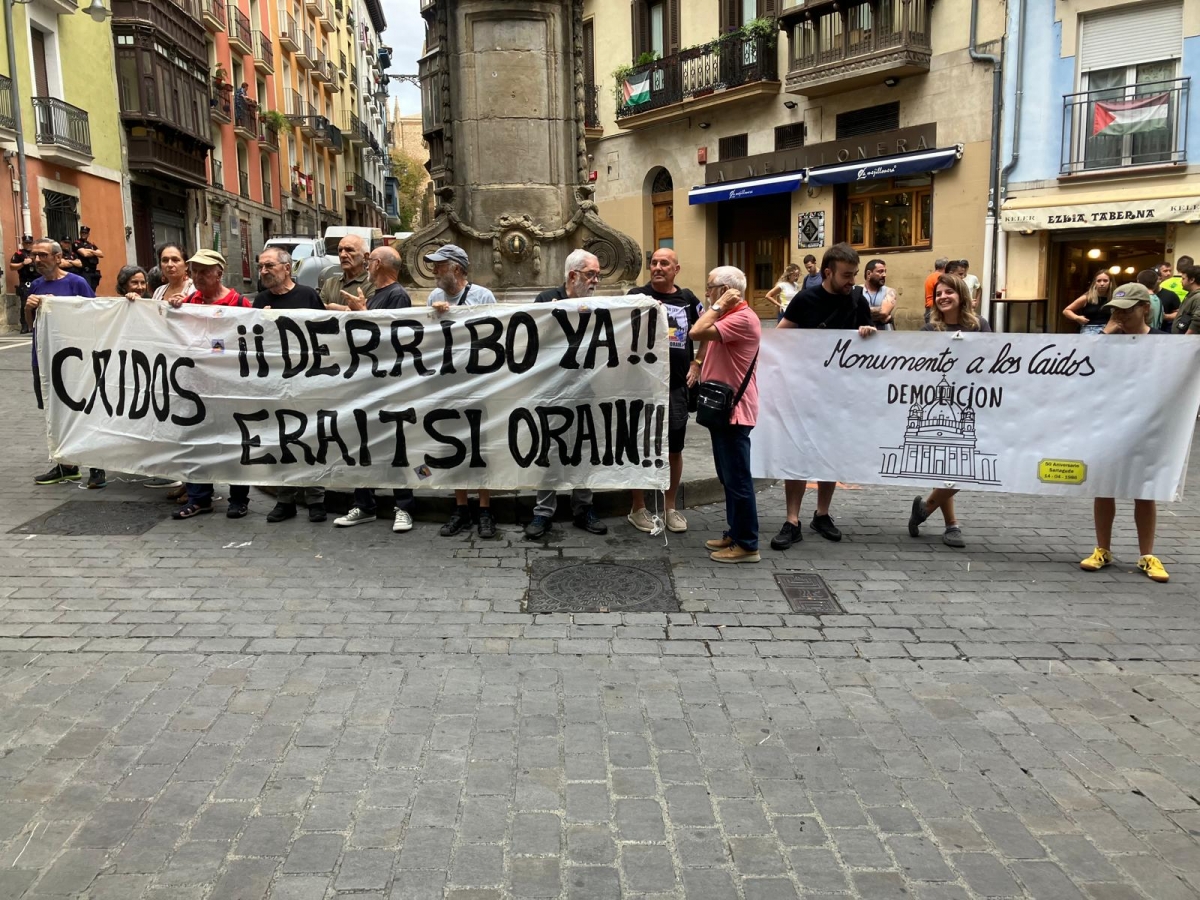 Asociaciones Memorialistas se concentran frente al Palacio Rozalejo para pedir el derribo de los Caídos