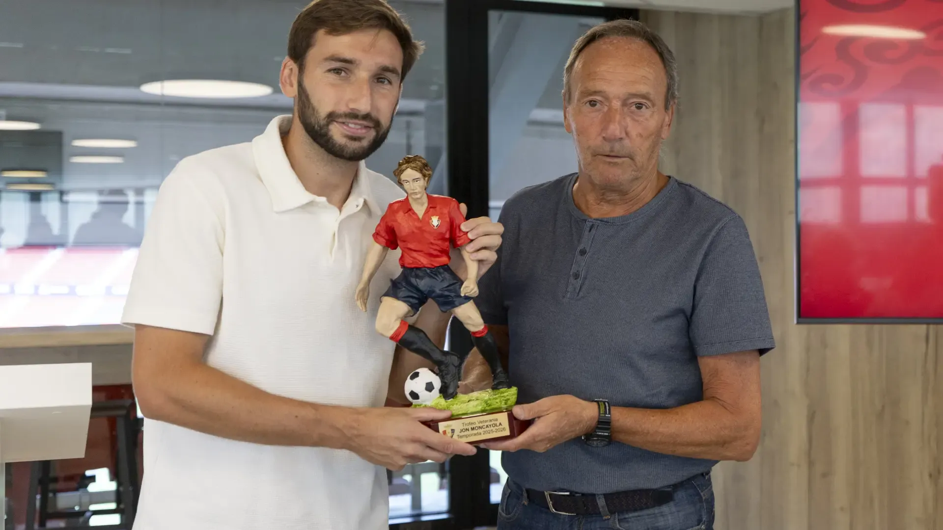 Jon Moncayola recibe el Trofeo Veteranía de Osasuna Veteranos